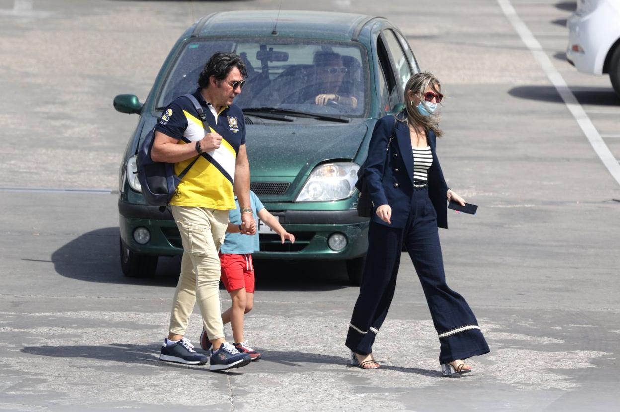 El actor Luis Lorenzo y Arantxa Palomino, con el hijo de ambos, en el aparcamiento de un supermercado. 