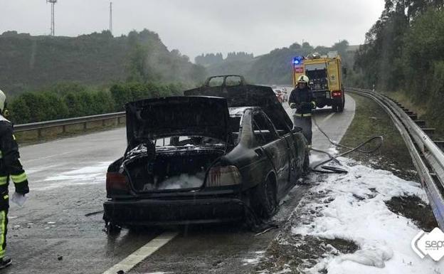 Estado del coche tras la extinción del incendio. 