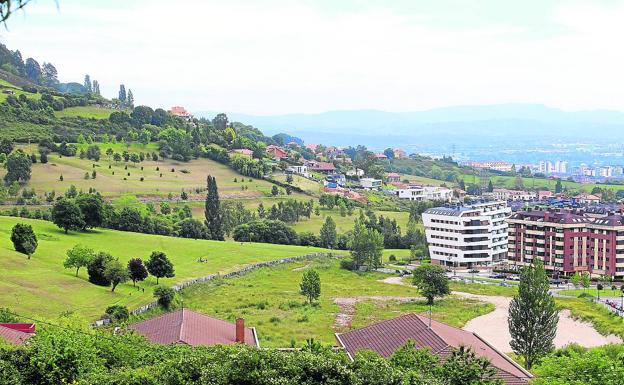 Una vista desde Ciudad Naranco de la falda del monte, una de las zonas por las que está previsto el paso de la infraestructura entre San Claudio y La Corredoria, en el entorno de la pista finlandesa. 