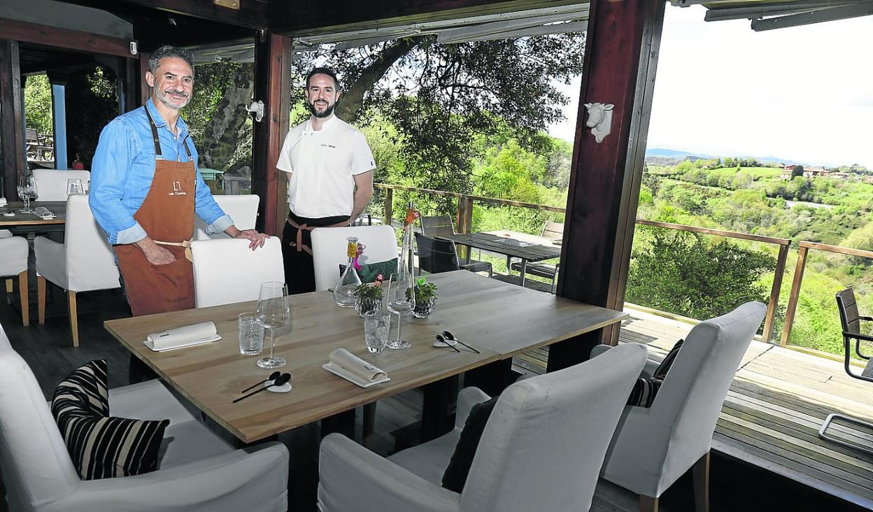 José y Carlos Gallego, en el comedor de su restaurante, que tiene unas maravillosas vistas.