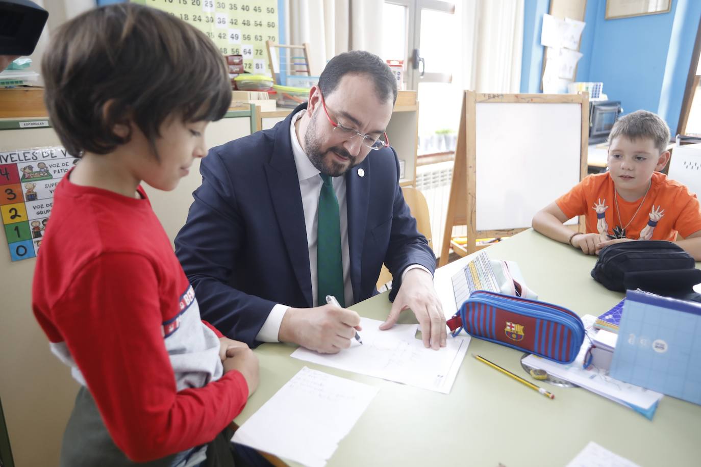 Fotos: Barbón visita Sobrescobio y los centros educativos de Rioseco