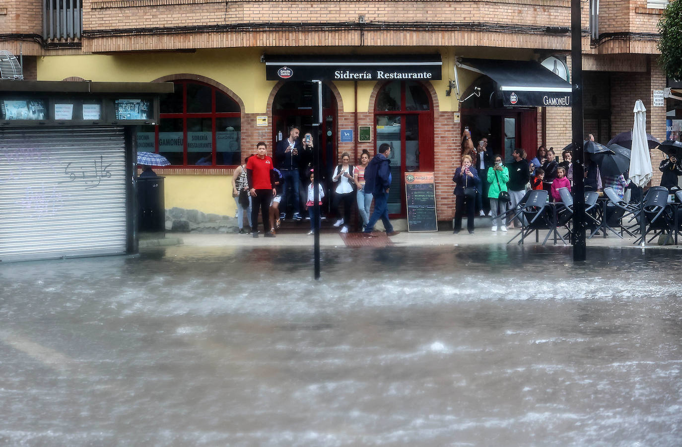 Fotos: Las tormentas inundan las calles de Oviedo