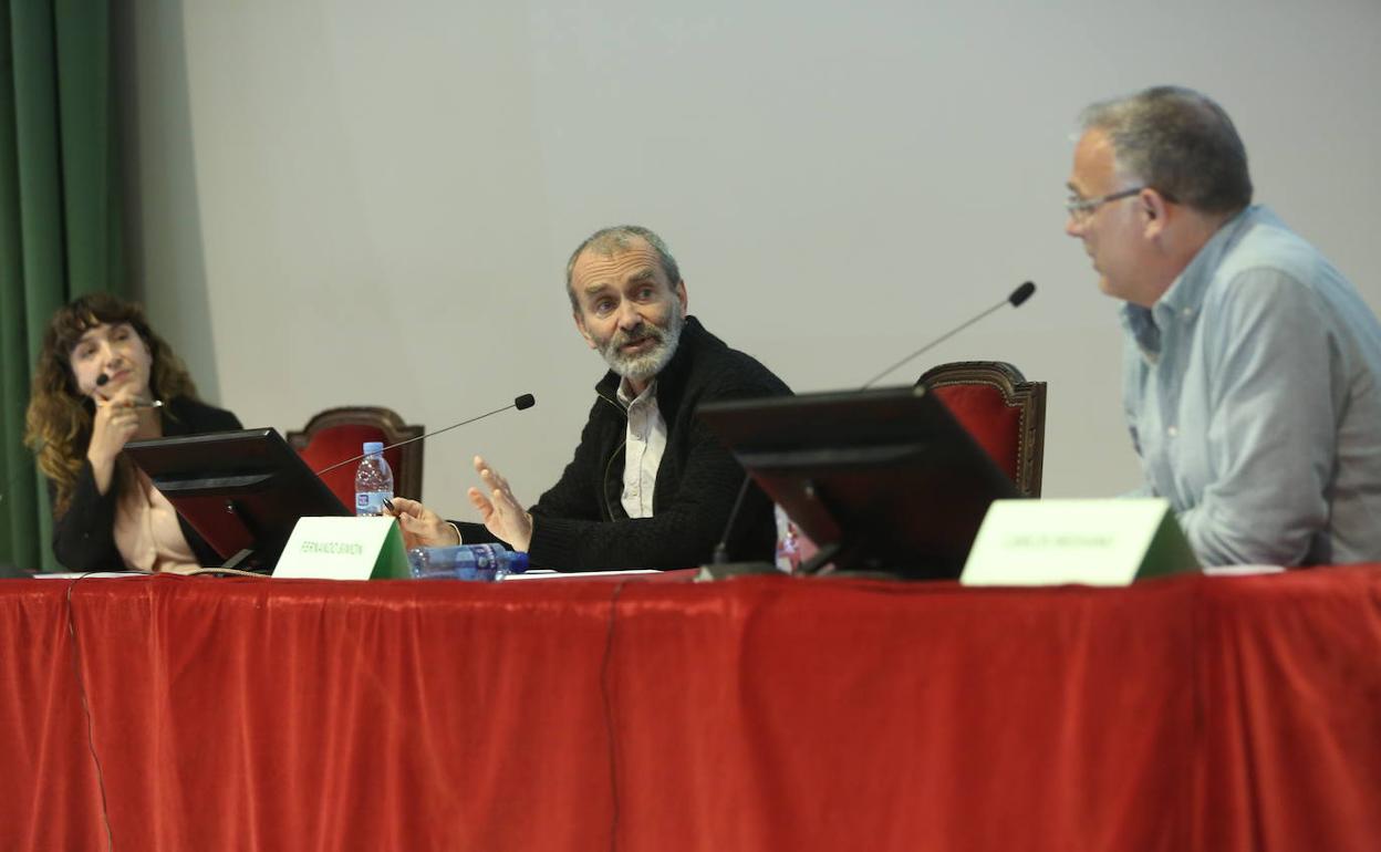 Alicia Álvarez, Fernando Simón y Carlos Mediano, durante la celebración del 50 aniversario de Medicusmundi Norte en el Colegio de Médicos de Asturias