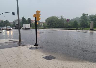 Imagen secundaria 1 - La calle Anselmo Solar, en Gijón, también registró grandes cantidades de agua a causa de las intensas lluvias.