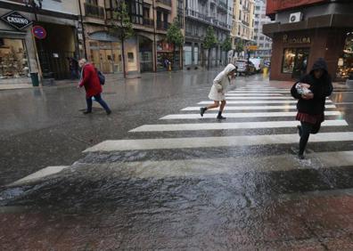 Imagen secundaria 1 - Estado de las calles de Oviedo debido a las lluvias.