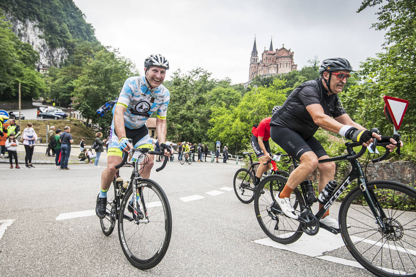 Fotos: Tres mil ciclistas en la subida de los Lagos