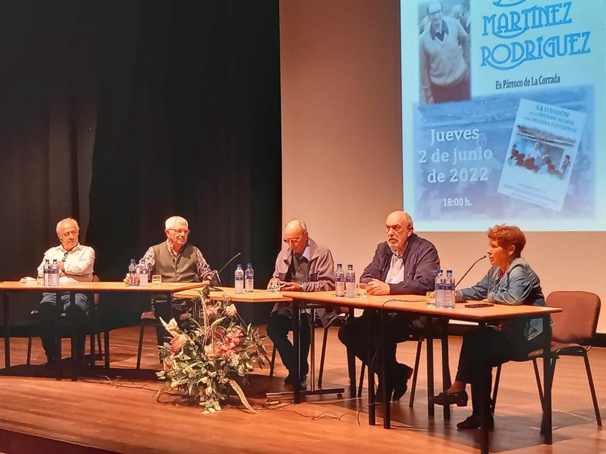 El encuentro se celebró en el teatro Clarín. 