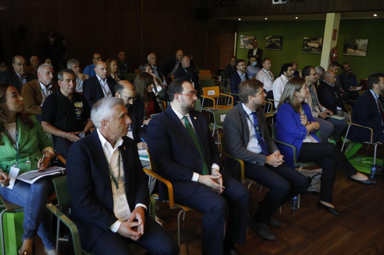 El presidente del Principado, junto a los alcaldes que participaron en el congreso Esmontaña, celebrado en Rioseco. 