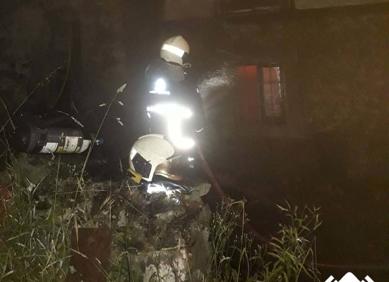 Imagen secundaria 1 - Los bomberos durante la extinción del incendio esta noche en una vivienda en Cudillero. 
