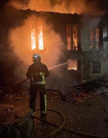 Imagen secundaria 2 - Los bomberos durante la extinción del incendio esta noche en una vivienda en Cudillero. 