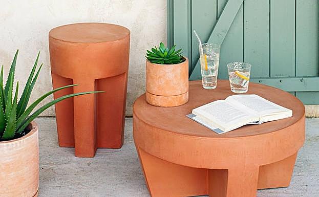 Mesas Milena fabricadas en terracota 100% de Kave Home (desde 119€).