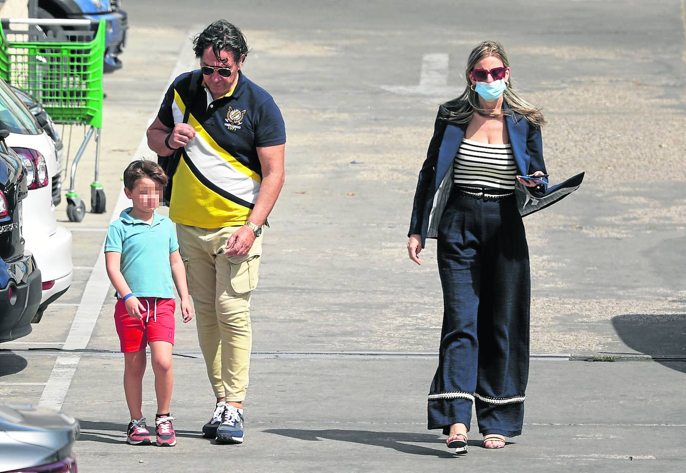 Luis Lorenzo y Arantxa Palomino, con el hijo de ambos, a la salida del juzgado de Arganda del Rey, el pasado lunes. europa press