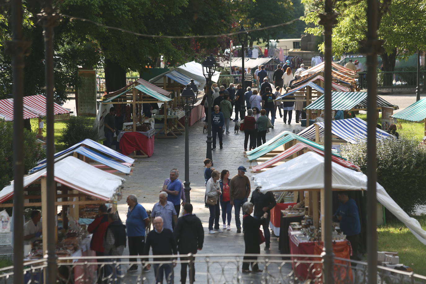 Fotos: Mercadón de Primavera por la II Flor de Grado