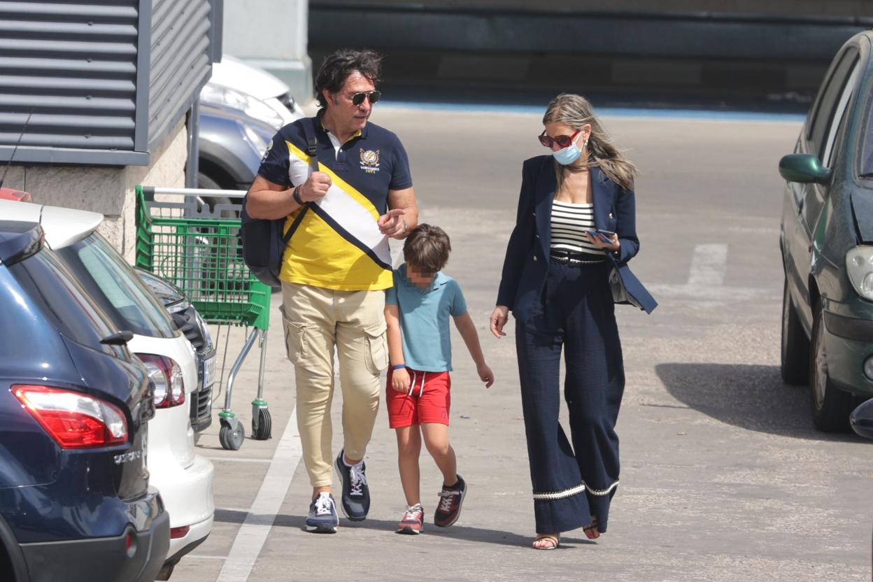 Luis Lorenzo y Arantxa Palomino, con el hijo de ambos, el lunes a la salida del juzgado de Arganda del Rey. 