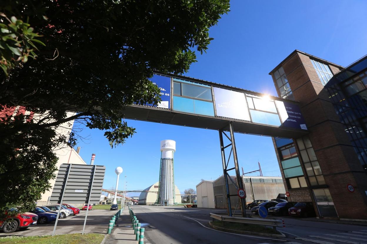 Entrada a las instalaciones de Saint-Gobain Avilés, a la derecha el edicio del antiguo CIDA. 