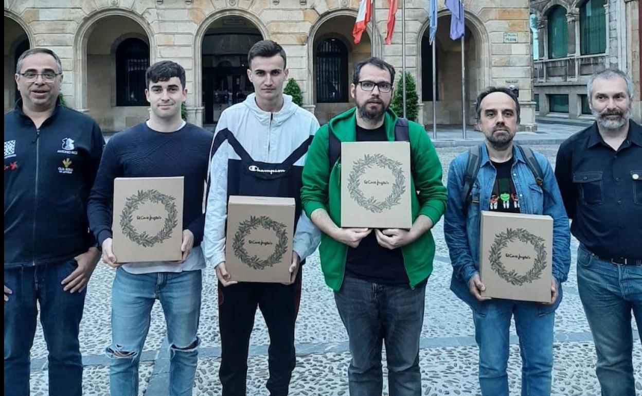 Los campeones, entre Fernando Antuña, presidente del Antonio Rico, y Sergio Arias, presidente de la Federación Asturiana.