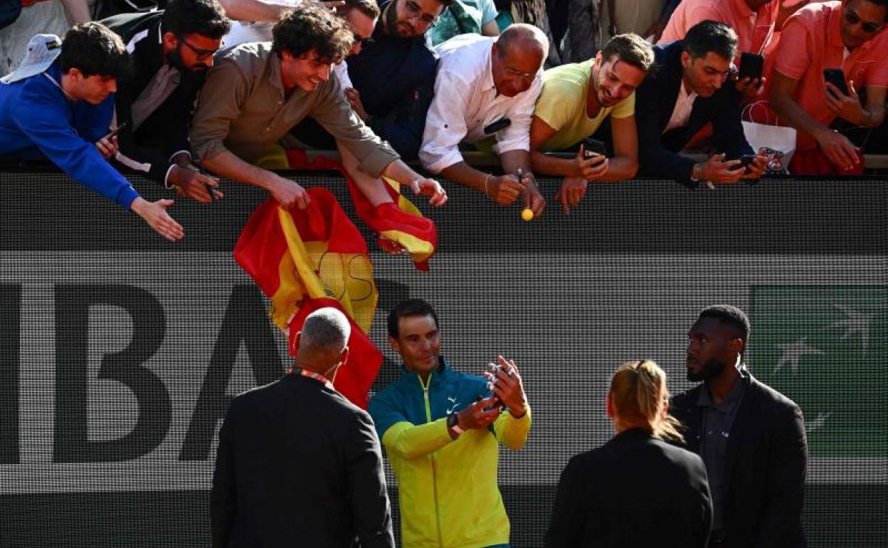 Rafa Nadal, junto a varios aficionados españoles.