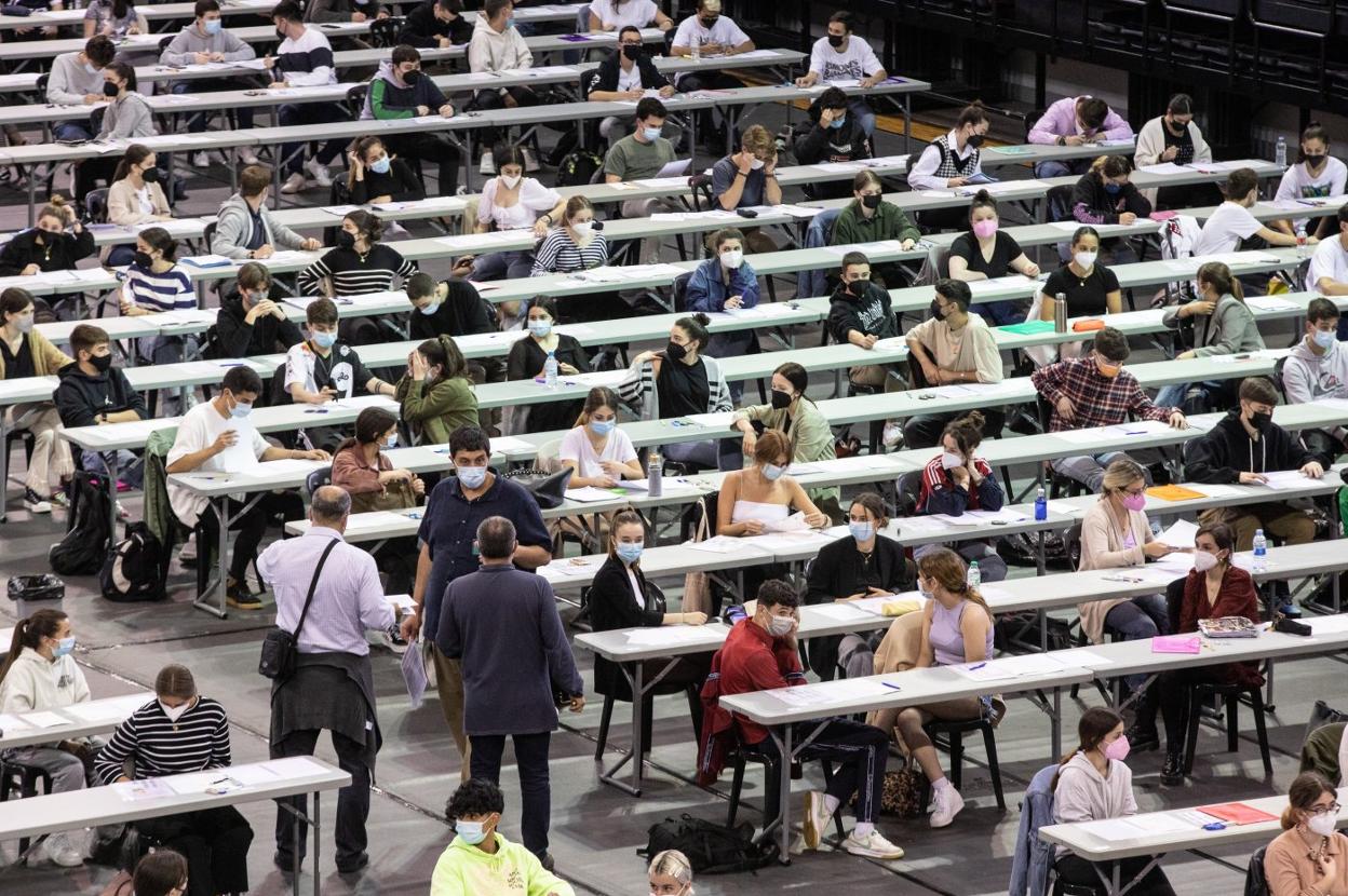Examen de la convocatoria de junio de 2021, en el polideportivo de El Quirinal, en Avilés.