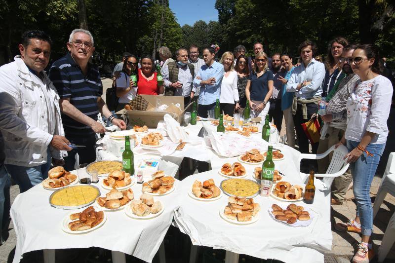 Tras dos años de parón debido a la pandemia este año se celebra el tradicional Martes de Campo en Oviedo. Se repartirán 3.800 bollos preñaos. Además la alborada musical, juegos infantiles y el concierto de la Banda de Música Municipal completan el programa de actos.