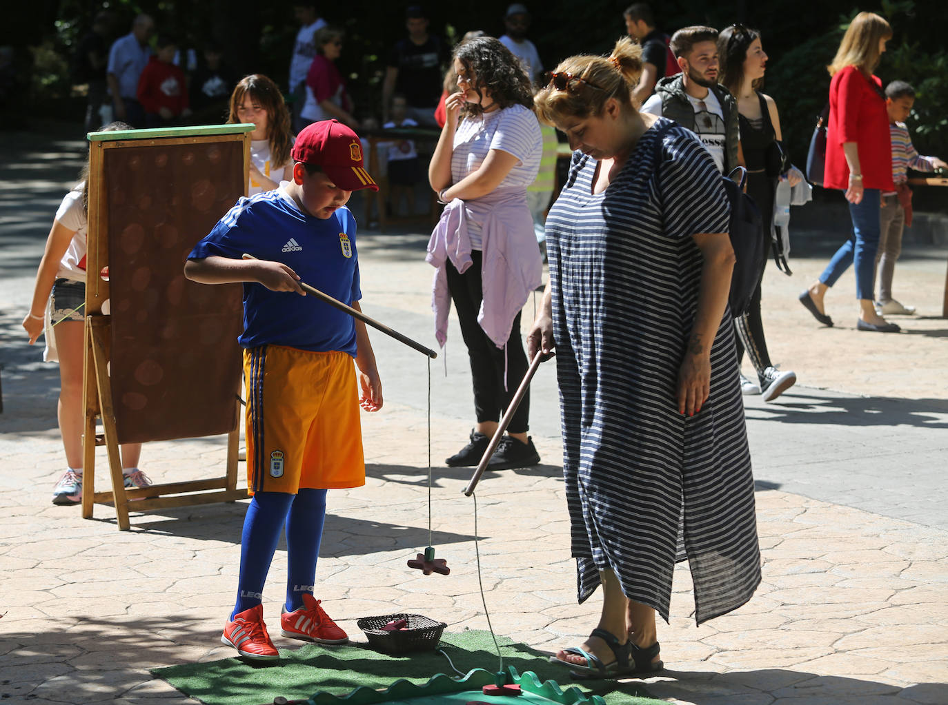 Tras dos años de parón debido a la pandemia este año se celebra el tradicional Martes de Campo en Oviedo. Se espera repartir 3.800 bollos preñaos y botellas de vino.Una alborada musical, juegos infantiles y el concierto de la Banda de Música Municipal completan el programa de actos.