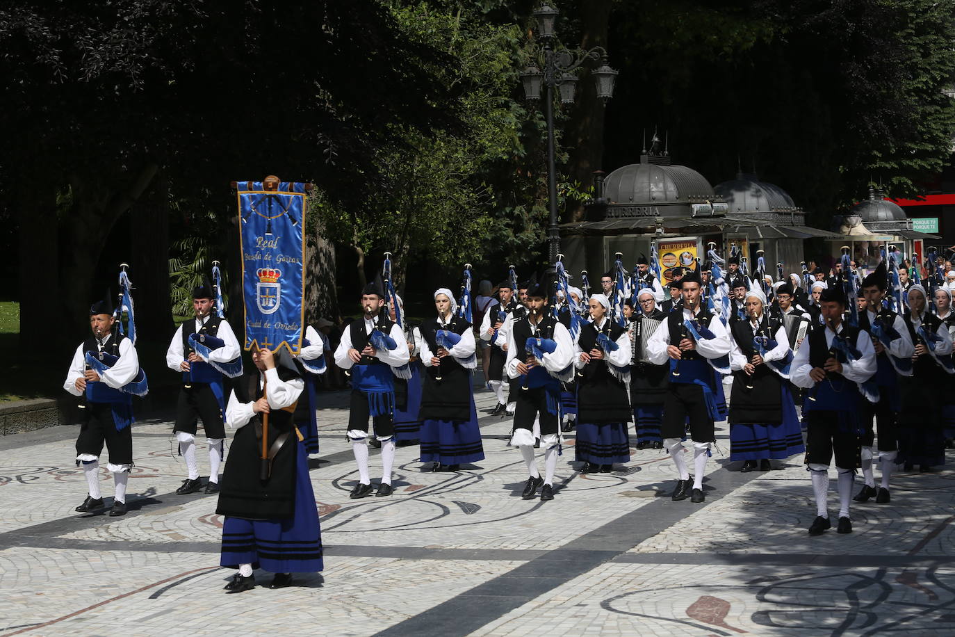 Tras dos años de parón debido a la pandemia este año se celebra el tradicional Martes de Campo en Oviedo. Se espera repartir 3.800 bollos preñaos y botellas de vino.Una alborada musical, juegos infantiles y el concierto de la Banda de Música Municipal completan el programa de actos.