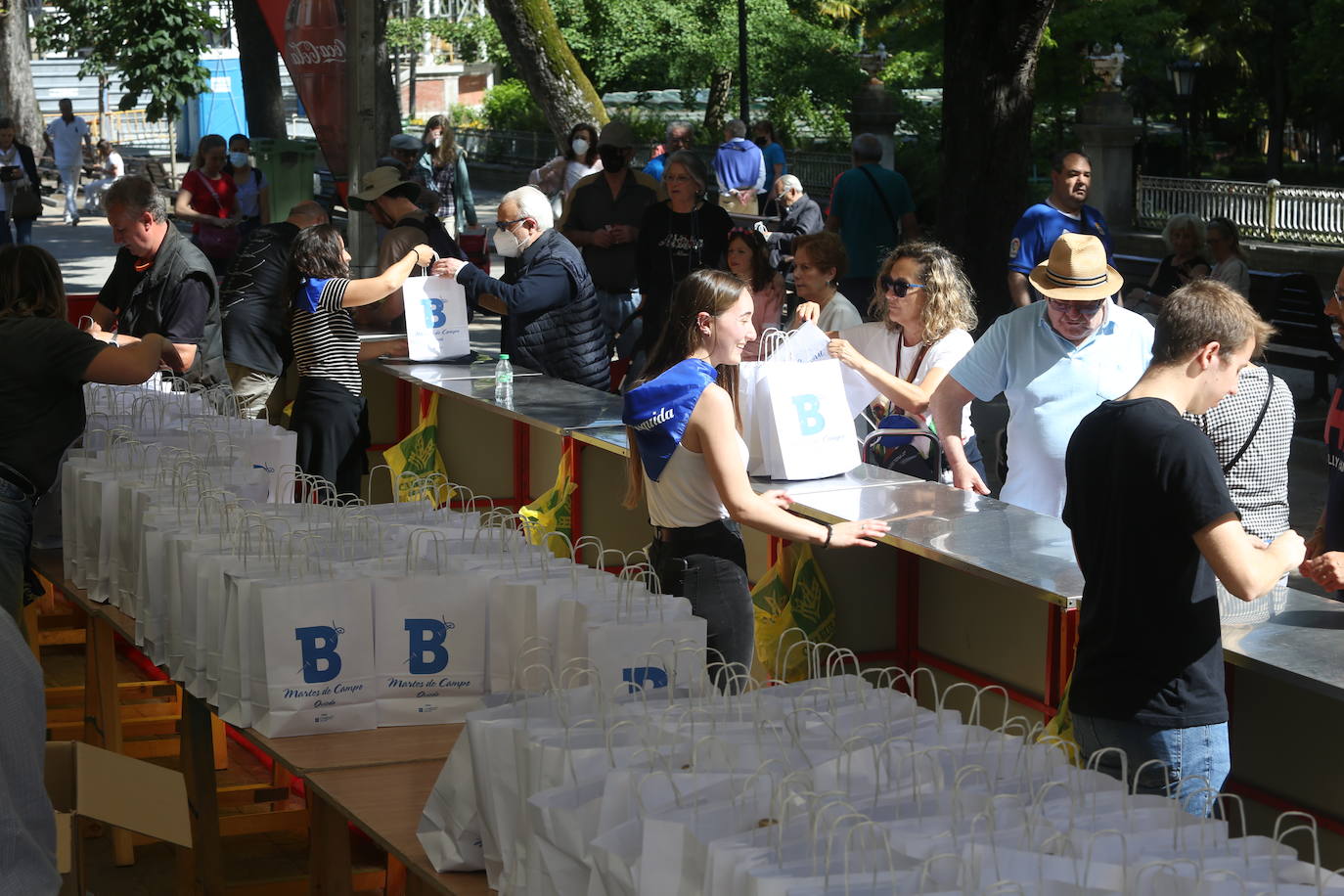 Tras dos años de parón debido a la pandemia este año se celebra el tradicional Martes de Campo en Oviedo. Se espera repartir 3.800 bollos preñaos y botellas de vino.Una alborada musical, juegos infantiles y el concierto de la Banda de Música Municipal completan el programa de actos.