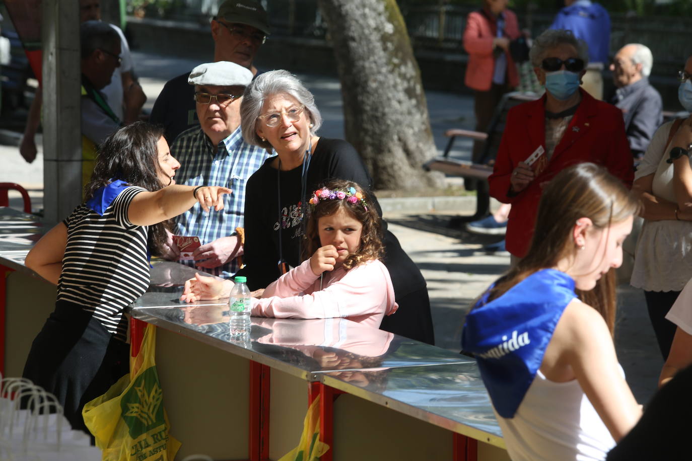 Tras dos años de parón debido a la pandemia este año se celebra el tradicional Martes de Campo en Oviedo. Se espera repartir 3.800 bollos preñaos y botellas de vino.Una alborada musical, juegos infantiles y el concierto de la Banda de Música Municipal completan el programa de actos.