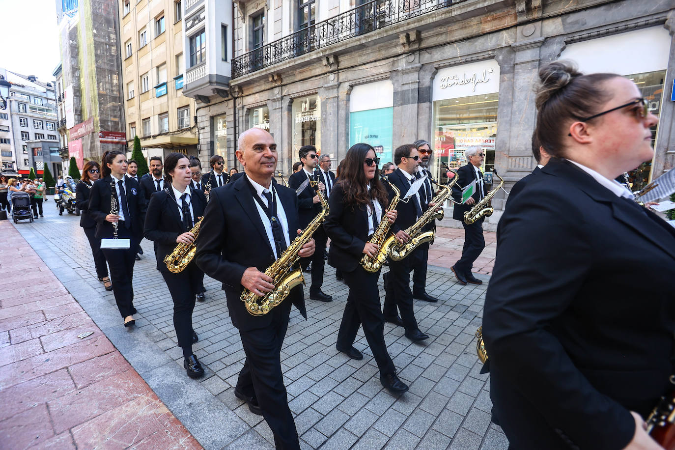 Tras dos años de parón debido a la pandemia este año se celebra el tradicional Martes de Campo en Oviedo. Se espera repartir 3.800 bollos preñaos y botellas de vino.Una alborada musical, juegos infantiles y el concierto de la Banda de Música Municipal completan el programa de actos.