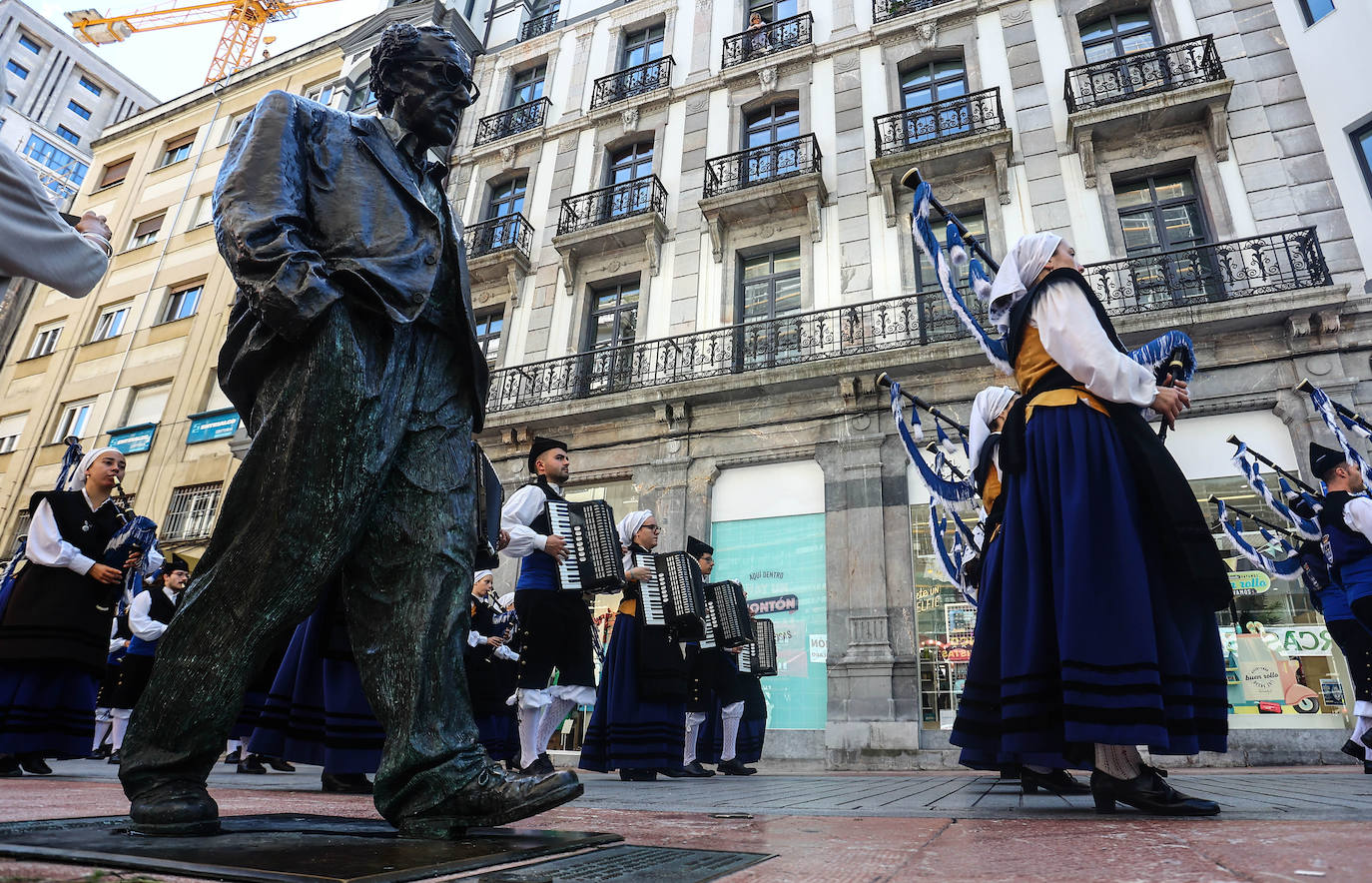 Tras dos años de parón debido a la pandemia este año se celebra el tradicional Martes de Campo en Oviedo. Se espera repartir 3.800 bollos preñaos y botellas de vino.Una alborada musical, juegos infantiles y el concierto de la Banda de Música Municipal completan el programa de actos.