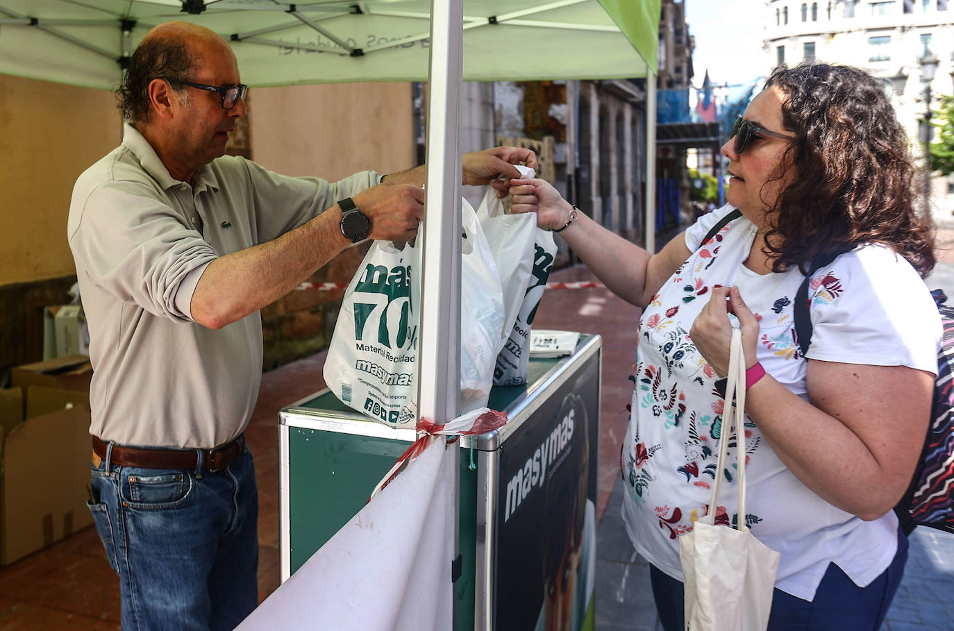 Tras dos años de parón debido a la pandemia este año se celebra el tradicional Martes de Campo en Oviedo. Se espera repartir 3.800 bollos preñaos y botellas de vino.Una alborada musical, juegos infantiles y el concierto de la Banda de Música Municipal completan el programa de actos.