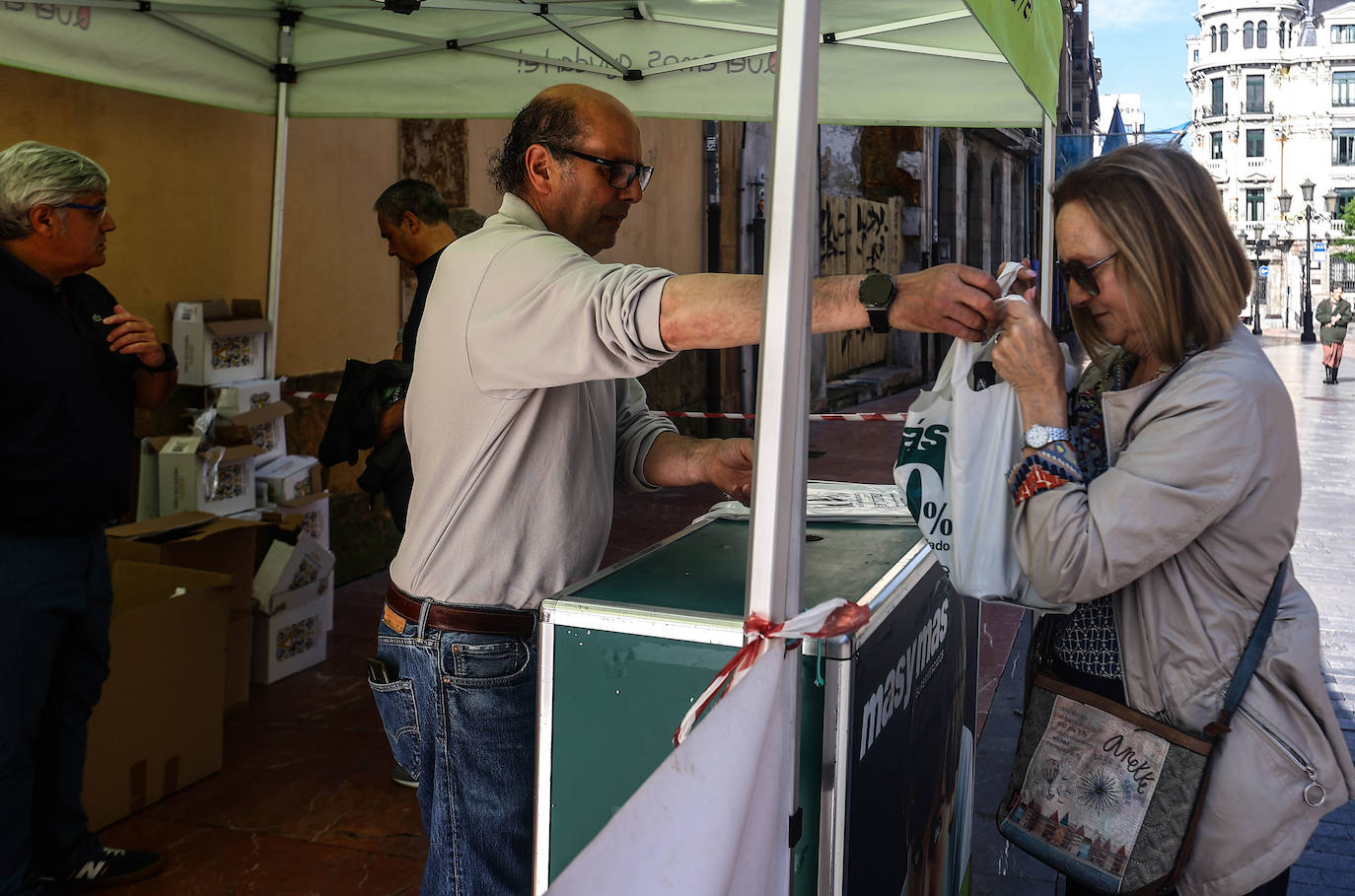 Tras dos años de parón debido a la pandemia este año se celebra el tradicional Martes de Campo en Oviedo. Se espera repartir 3.800 bollos preñaos y botellas de vino.Una alborada musical, juegos infantiles y el concierto de la Banda de Música Municipal completan el programa de actos.