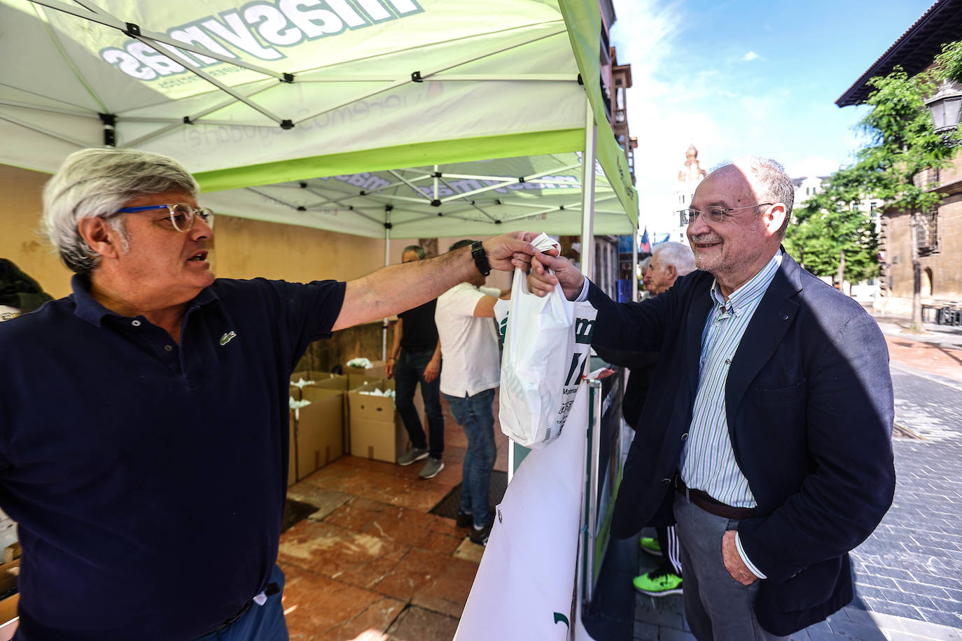 Tras dos años de parón debido a la pandemia este año se celebra el tradicional Martes de Campo en Oviedo. Se espera repartir 3.800 bollos preñaos y botellas de vino.Una alborada musical, juegos infantiles y el concierto de la Banda de Música Municipal completan el programa de actos.