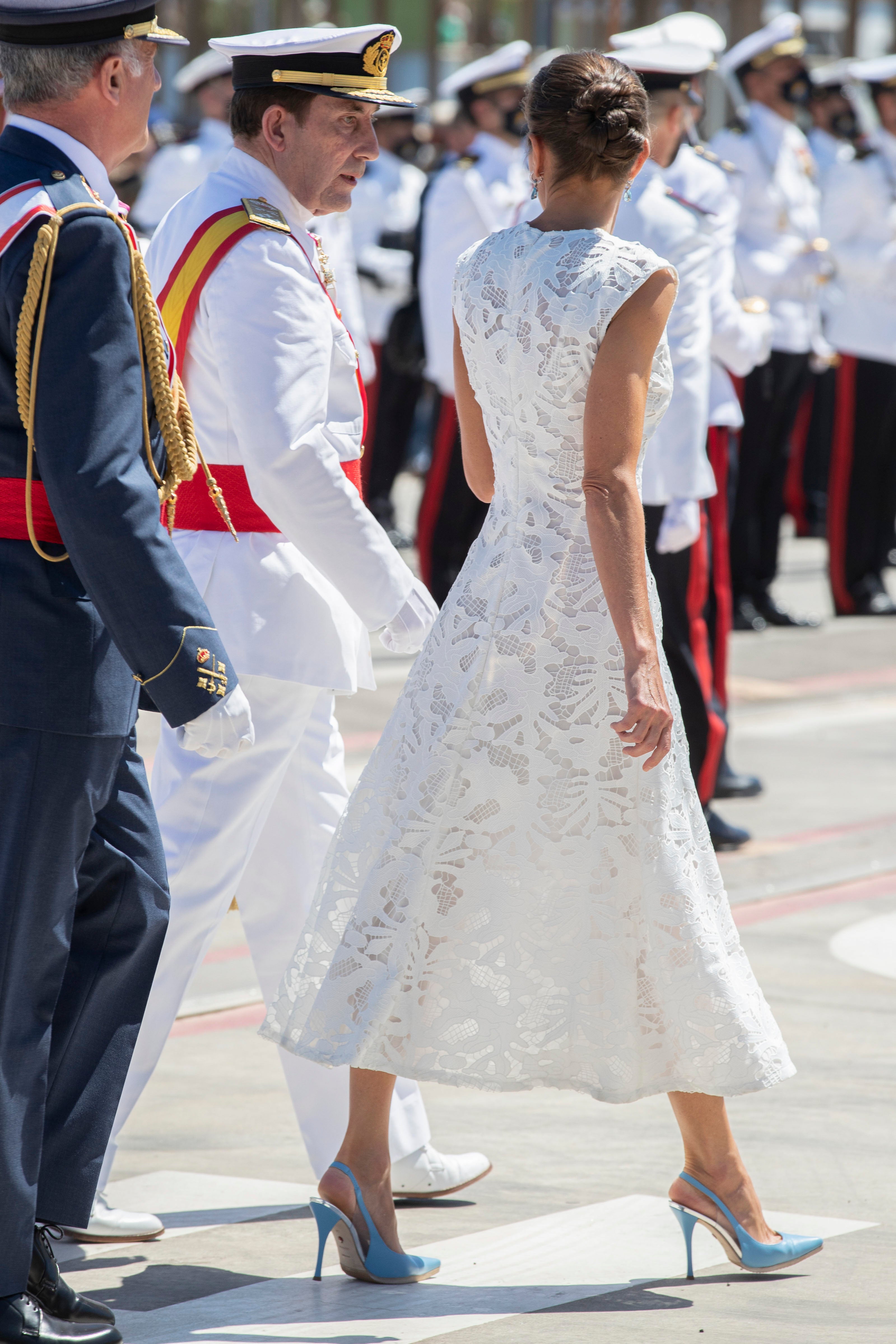 La reina Letizia ha presidido la entrega de la bandera nacional al comandante de la Fuerza de Guerra Naval Especial de Infantería de Marina, con base en La Algameca, en Cartagena. Para el acto, ha elegido un elegante vestido blanco, rompiendo con la costumbre de que las mujeres vistan de negro y con mantillas y peineta en los actos de entrega de bandera.