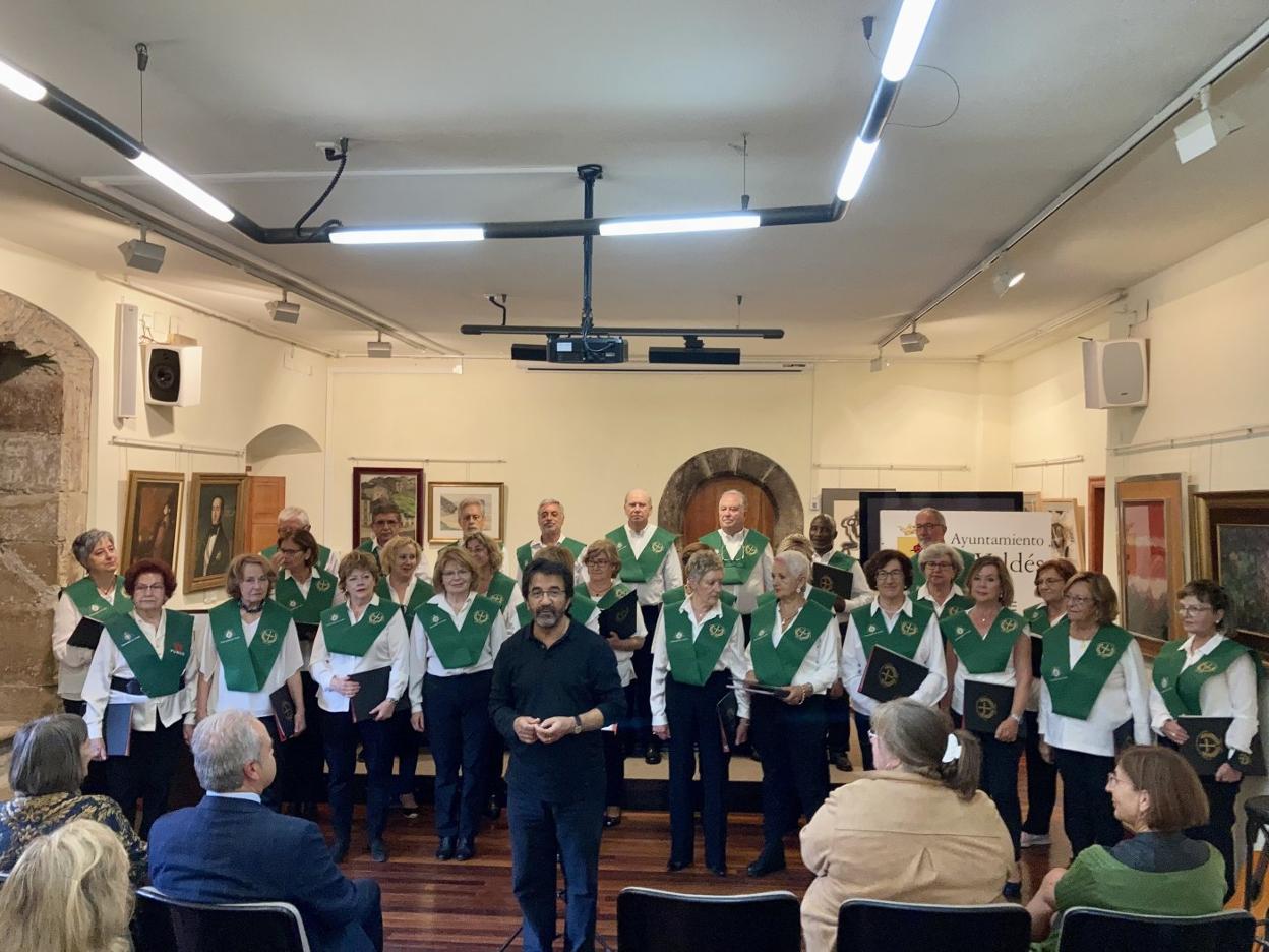 En el acto participó el Coro de la Universidad de Oviedo, que interpretó varias piezas antes de la espicha. 