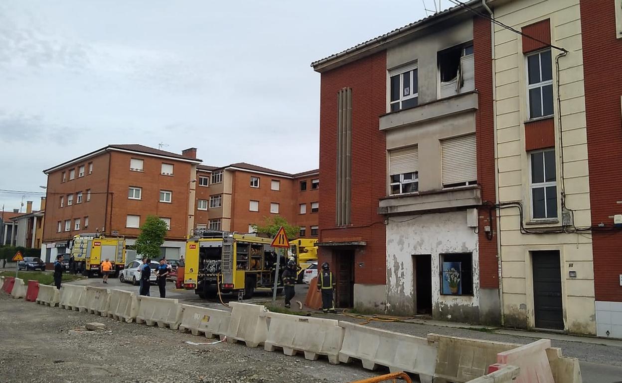 Han sido necesarias tres dotaciones de bomberos para acudir a sofocar el fuego.