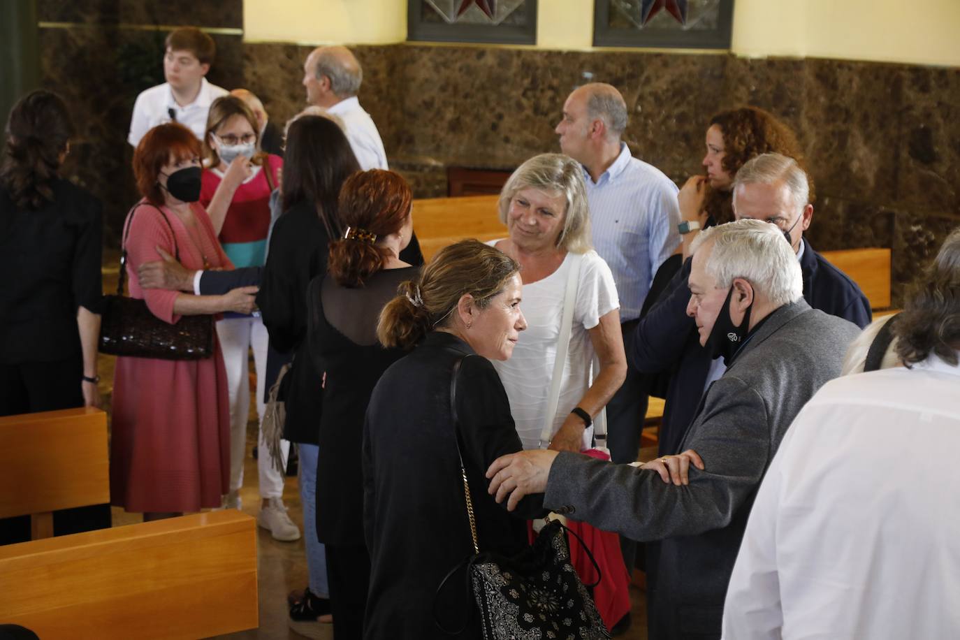 Numerosos representantes de la Universidad de Oviedo y la cultura asturiana han arropado a la familia de Alberto Marcos Vallaure, primer rector electo de la institución académica, en su funeral, oficiado en la capilla del tanatorio Los Arenales.