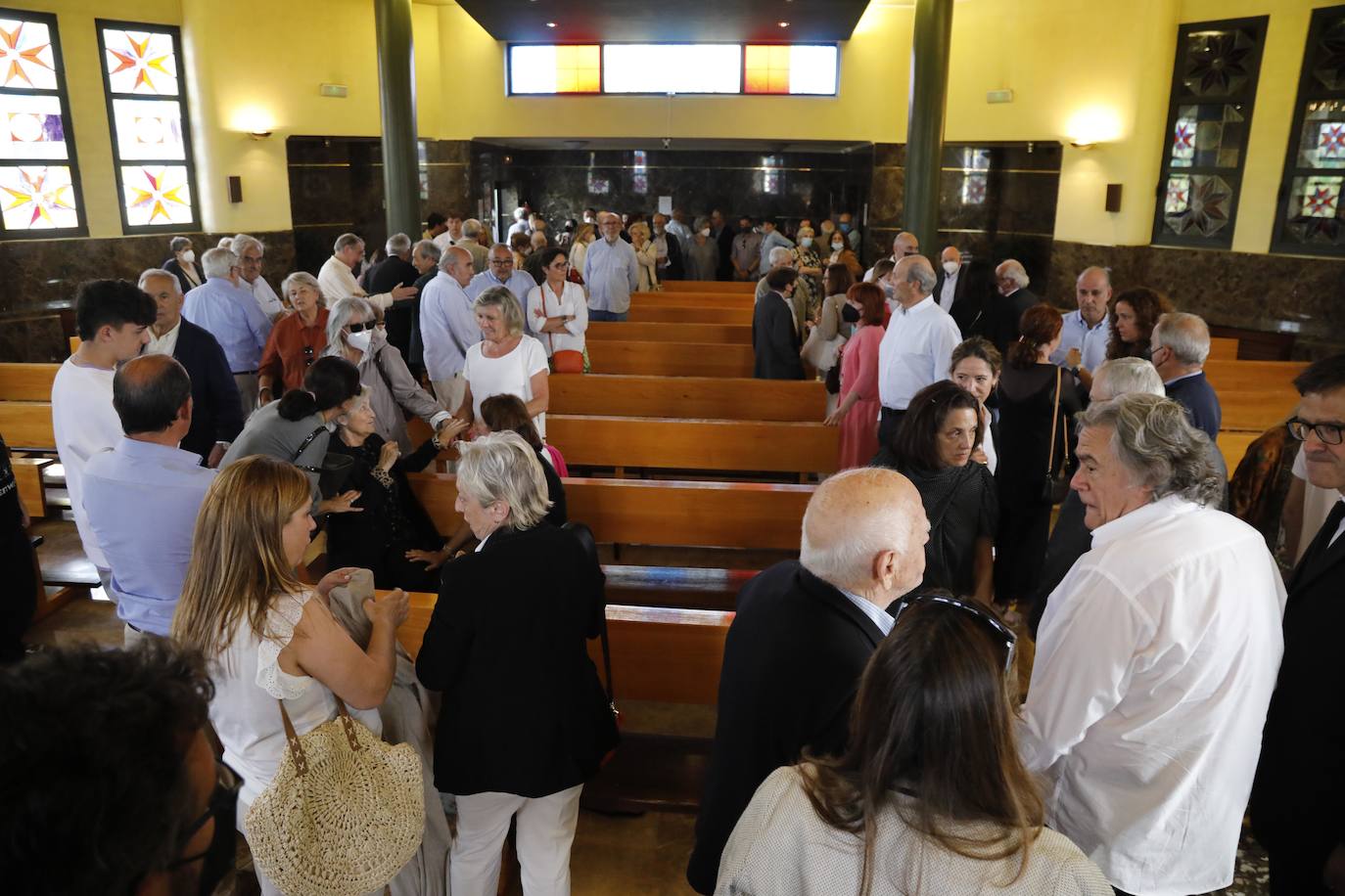 Numerosos representantes de la Universidad de Oviedo y la cultura asturiana han arropado a la familia de Alberto Marcos Vallaure, primer rector electo de la institución académica, en su funeral, oficiado en la capilla del tanatorio Los Arenales.