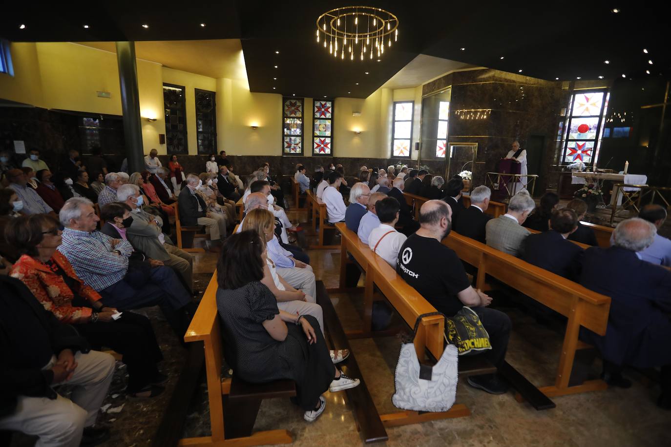 Numerosos representantes de la Universidad de Oviedo y la cultura asturiana han arropado a la familia de Alberto Marcos Vallaure, primer rector electo de la institución académica, en su funeral, oficiado en la capilla del tanatorio Los Arenales.