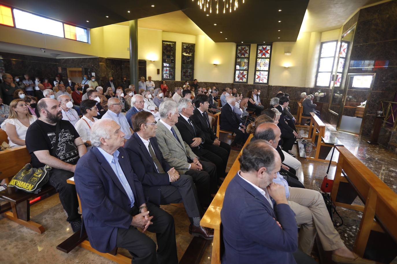 Numerosos representantes de la Universidad de Oviedo y la cultura asturiana han arropado a la familia de Alberto Marcos Vallaure, primer rector electo de la institución académica, en su funeral, oficiado en la capilla del tanatorio Los Arenales.