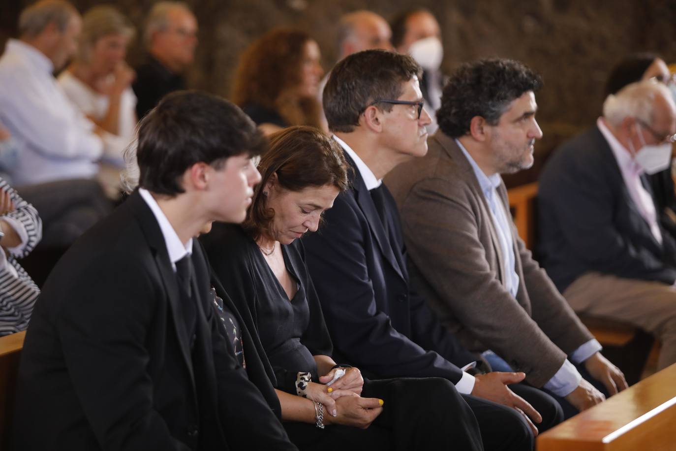 Numerosos representantes de la Universidad de Oviedo y la cultura asturiana han arropado a la familia de Alberto Marcos Vallaure, primer rector electo de la institución académica, en su funeral, oficiado en la capilla del tanatorio Los Arenales.