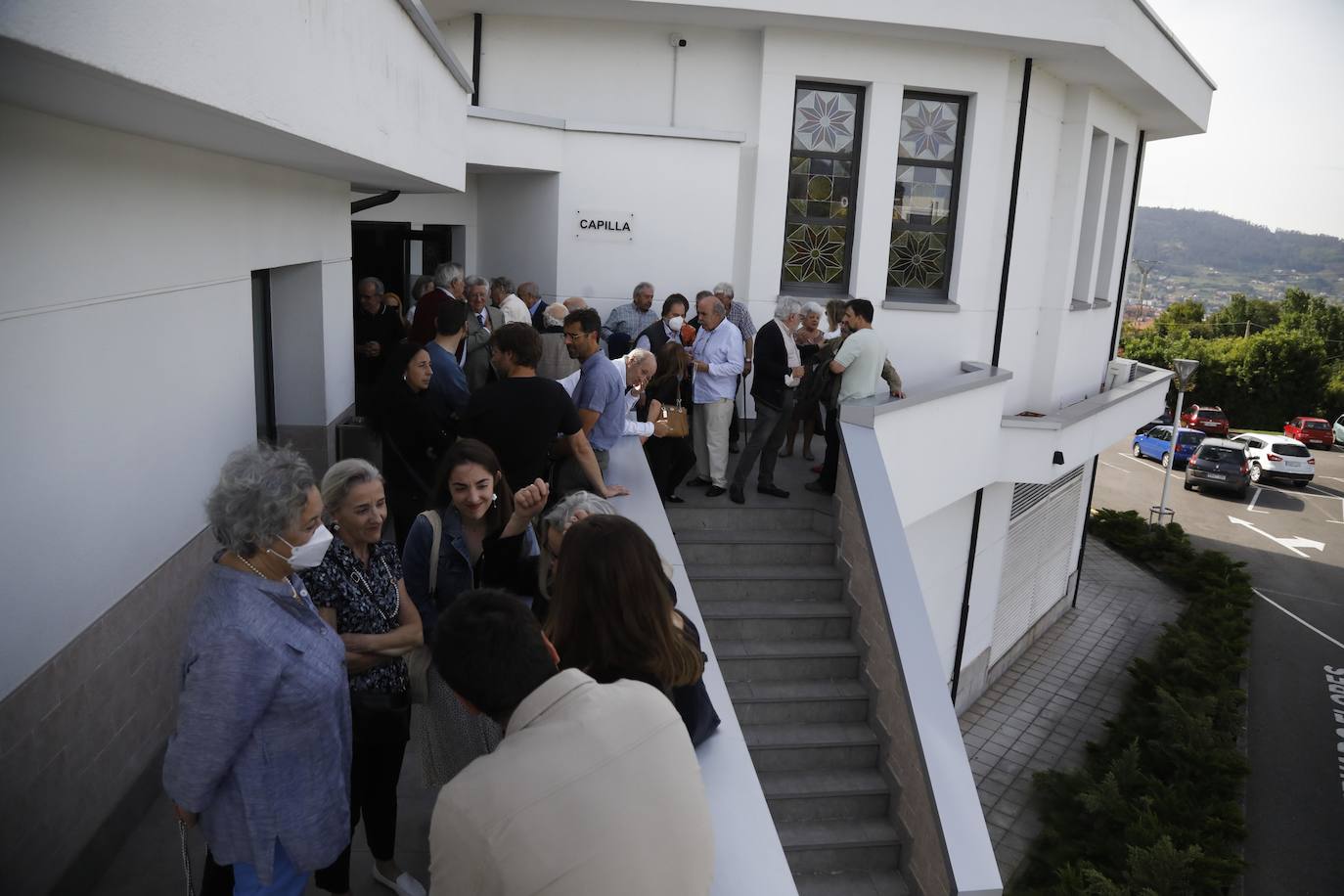 Numerosos representantes de la Universidad de Oviedo y la cultura asturiana han arropado a la familia de Alberto Marcos Vallaure, primer rector electo de la institución académica, en su funeral, oficiado en la capilla del tanatorio Los Arenales.