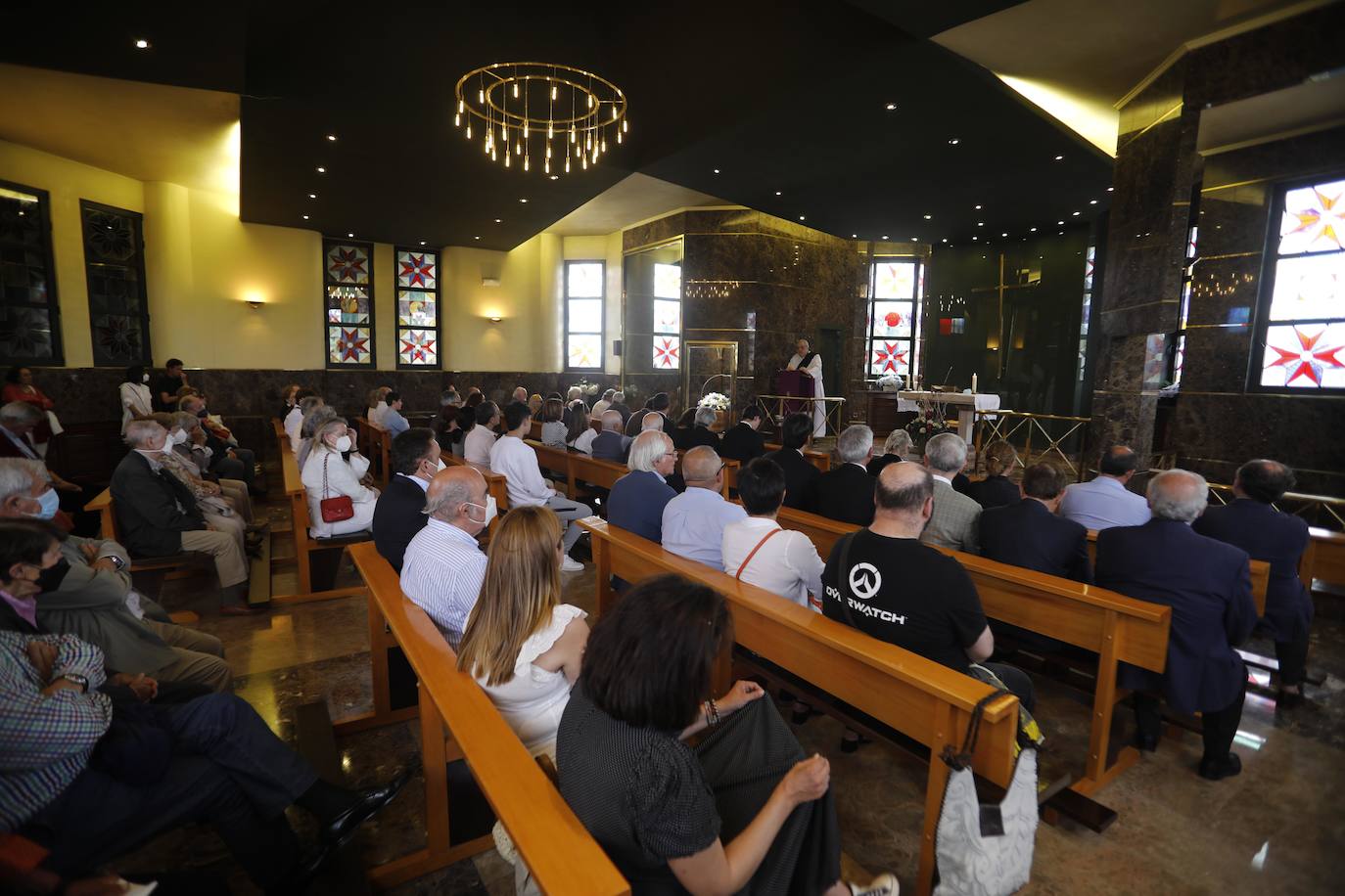Numerosos representantes de la Universidad de Oviedo y la cultura asturiana han arropado a la familia de Alberto Marcos Vallaure, primer rector electo de la institución académica, en su funeral, oficiado en la capilla del tanatorio Los Arenales.