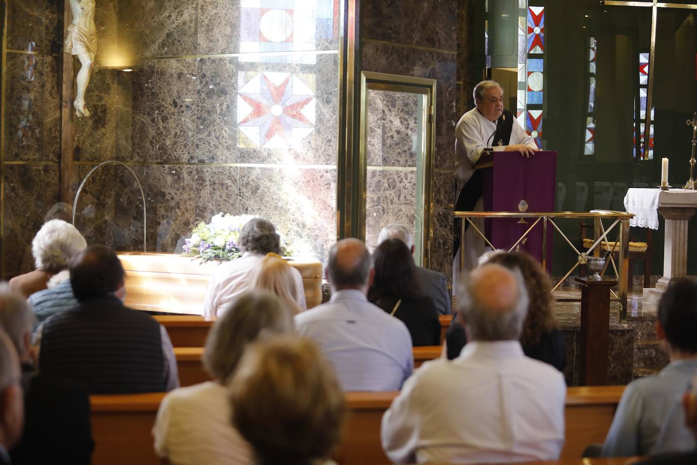 Numerosos representantes de la Universidad de Oviedo y la cultura asturiana han arropado a la familia de Alberto Marcos Vallaure, primer rector electo de la institución académica, en su funeral, oficiado en la capilla del tanatorio Los Arenales.