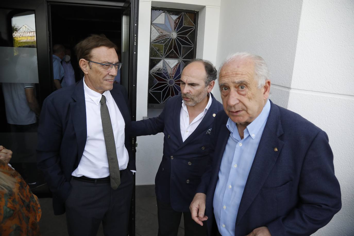 Numerosos representantes de la Universidad de Oviedo y la cultura asturiana han arropado a la familia de Alberto Marcos Vallaure, primer rector electo de la institución académica, en su funeral, oficiado en la capilla del tanatorio Los Arenales.