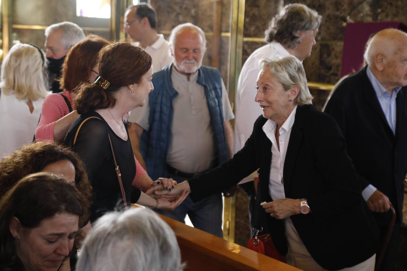 Numerosos representantes de la Universidad de Oviedo y la cultura asturiana han arropado a la familia de Alberto Marcos Vallaure, primer rector electo de la institución académica, en su funeral, oficiado en la capilla del tanatorio Los Arenales.