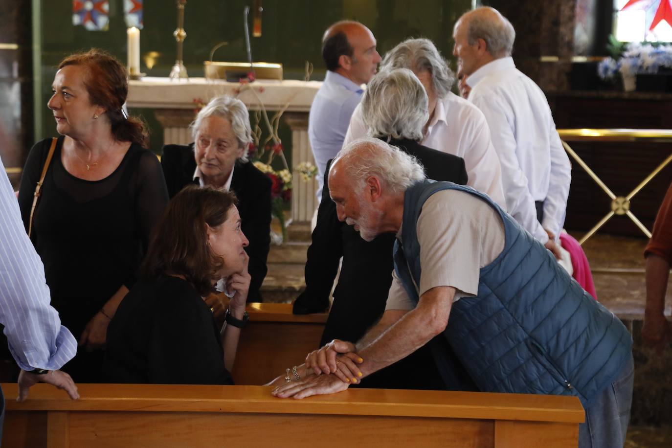 Numerosos representantes de la Universidad de Oviedo y la cultura asturiana han arropado a la familia de Alberto Marcos Vallaure, primer rector electo de la institución académica, en su funeral, oficiado en la capilla del tanatorio Los Arenales.