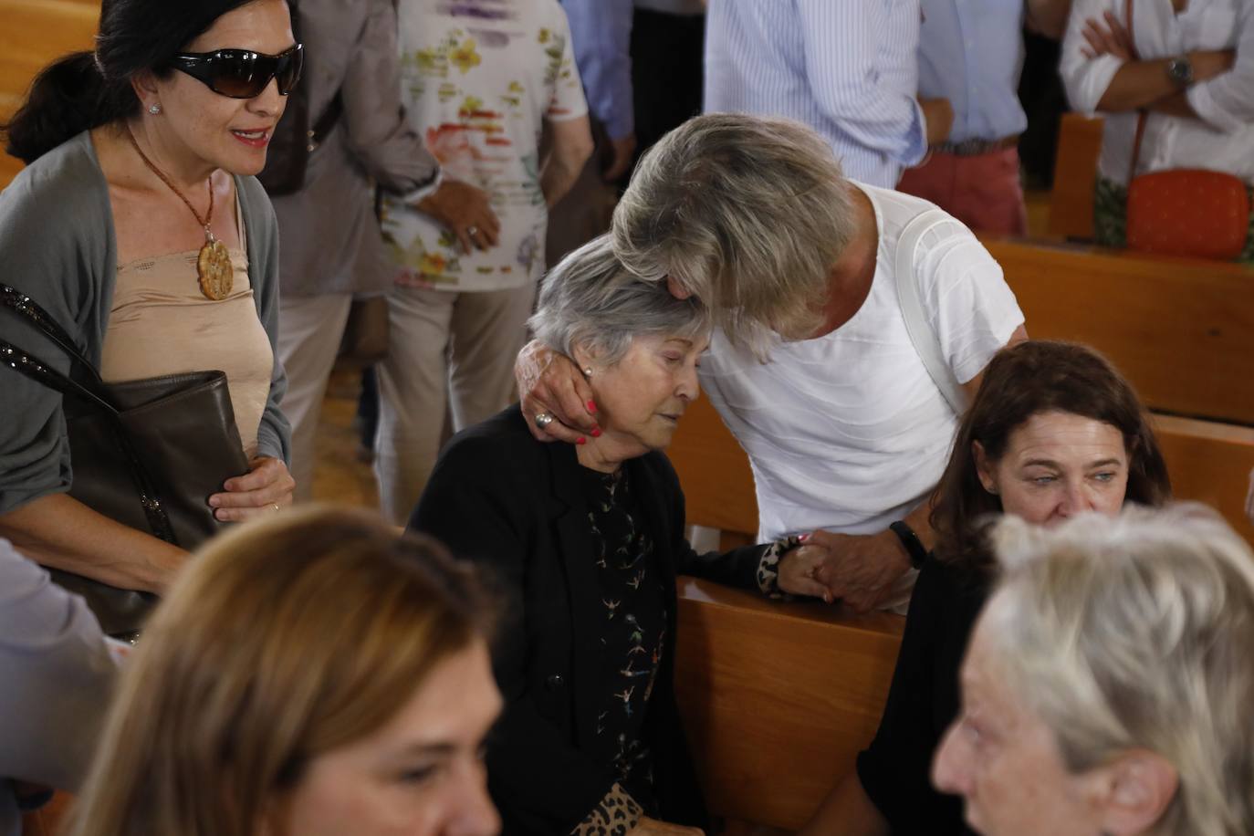 Numerosos representantes de la Universidad de Oviedo y la cultura asturiana han arropado a la familia de Alberto Marcos Vallaure, primer rector electo de la institución académica, en su funeral, oficiado en la capilla del tanatorio Los Arenales.
