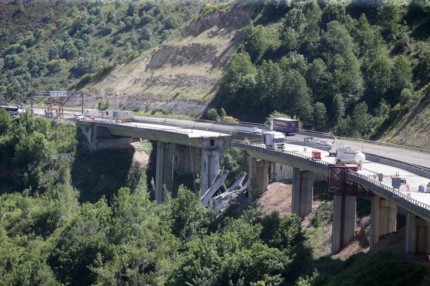 Una viga del viaducto de O Castro, que conecta León con Lugo por la A-6 a la altura del municipio berciano de Vega de Valcarce, se ha desprendido este martes en sentido A Coruña. El derrumbe ocurrió cuando una de las vigas que sujeta el tablero del puente se rompió por causas que aún se desconocen y provocó el hundimiento del tercer vano del viaducto.