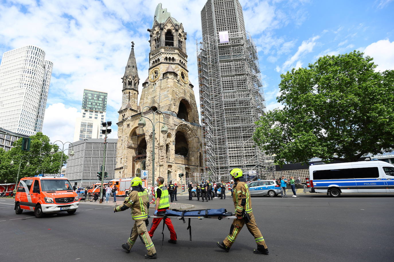 Los servicios de emergencia ayudan a los heridos tras un atropello múltiple en Berlín que deja un muerto y ocho heridos. La policía investiga si fue un accidente o si el conductor actuó de manera intencionada.