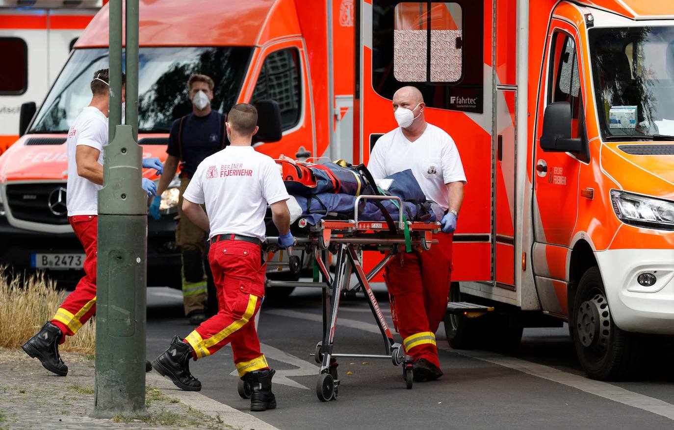 Los servicios de emergencia ayudan a los heridos tras un atropello múltiple en Berlín que deja un muerto y ocho heridos. La policía investiga si fue un accidente o si el conductor actuó de manera intencionada.